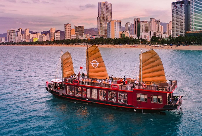 Tour du thuyền Emperor Cruises Nha Trang