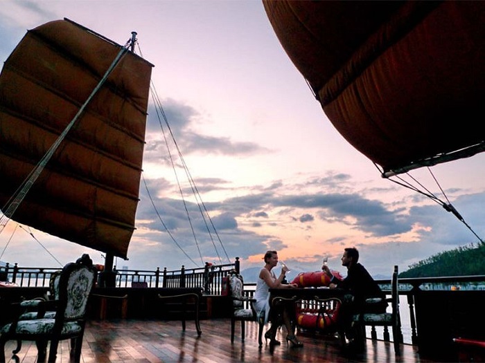 Tour du thuyền Emperor Cruises Nha Trang