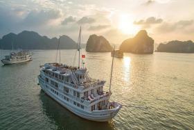 Ngắm Vịnh Hạ Long tuyệt đẹp từ du thuyền Paradise Luxury 5 sao