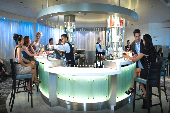 Tour du thuyền Đông Bắc Á - Quán bar của du thuyền Celebrity Millennium có thiết kế nhã nhặn, sang trọng