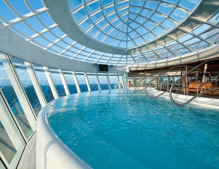 Du thuyền có bể bơi đẹp nhất không thể bỏ qua cái tên Oasis of the Seas. (Ảnh: Zing)