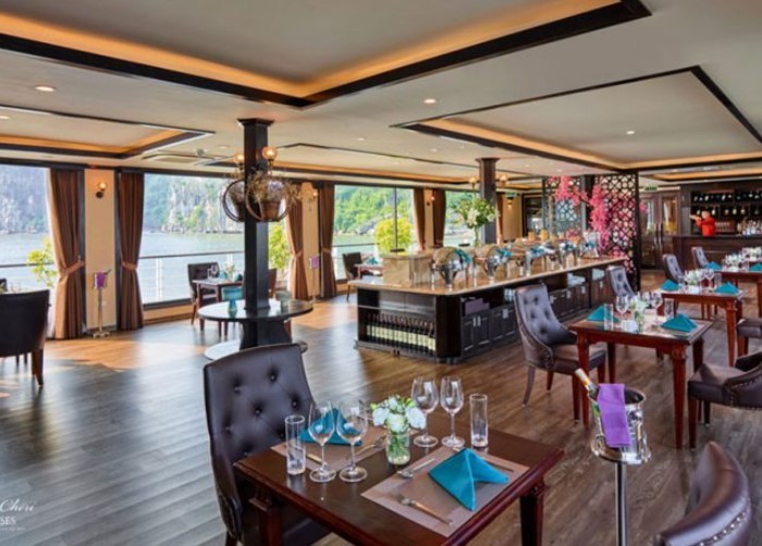 du thuyền Mon Chéri: Thưởng thức bữa tối tại nhà hàng trên du thuyền Mon Chéri sẽ là trải nghiệm hấp dẫn dành cho du khách.