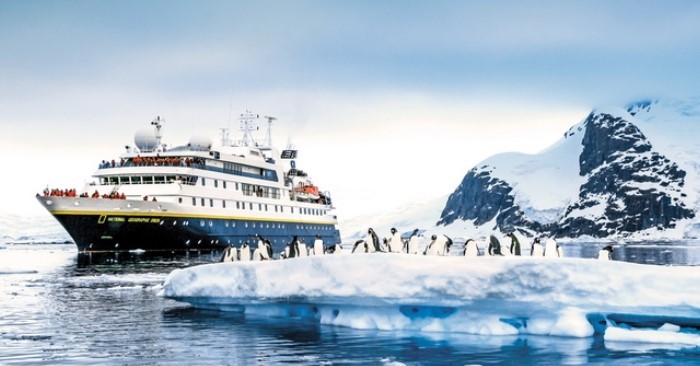 du thuyền đầu tiên đến khám phá Nam Cực: Ngày 23/1/1966 đoàn du khách do Lars-Eric Lindblad, đã cập bến đảo Smith & Mechior thuộc bán đảo Nam Cực. Ảnh:andrewharpertravel