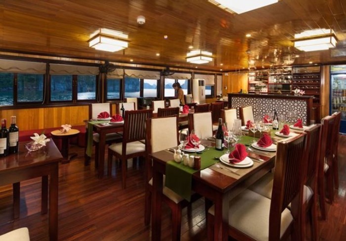 Du thuyền Garden Bay Luxury: Không gian ấm cũng với tông nâu gỗ – tráng chủ đạo.