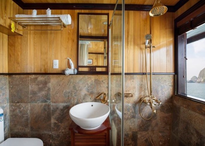Du thuyền Garden Bay Luxury: Tiện nghi nhà tắm đầy đủ và sang trọng.
