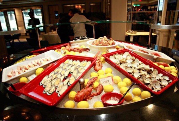 du thuyền không điểm đến: Các món ăn đặc trưng châu Á được phục vụ trên du thuyền.