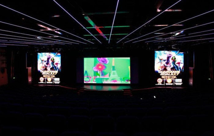 du thuyền không điểm đến: World Dream còn có một phòng chiếu phim cỡ lớn