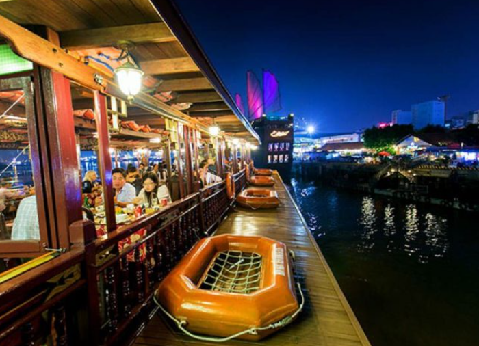 du thuyền nhà hàng nổi tiếng Sài Gòn: Tàu được làm bằng gỗ với 3 tầng, có thể chứa khoảng 200 thực khách.
