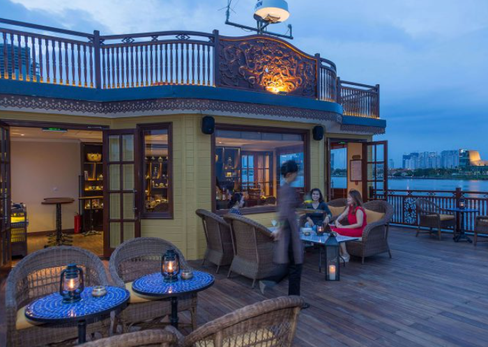 du thuyền nhà hàng nổi tiếng ở sài gòn: Điểm nổi bật trong thiết kế con tàu là sự pha trộn giữa vẻ đẹp cổ điển phương Đông với nét thanh lịch, sang trọng của Pháp