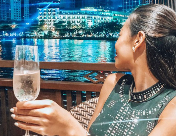 du thuyền nhà hàng nổi tiếng ở sài gòn: Điểm nổi bật trong thiết kế con tàu là sự pha trộn giữa vẻ đẹp cổ điển phương Đông với nét thanh lịch, sang trọng của Pháp