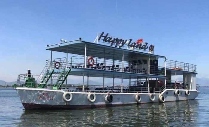 du thuyền tại đà nẵng: Tàu Happy Land với nhiều trải nghiệm du lịch lý thú. 