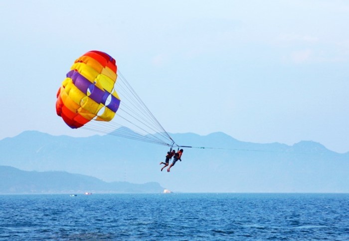 Hoạt động lượn dù khám phá các vùng biển vốn không còn xa lạ tại Việt Nam. những môn thể thao khi đi du thuyền