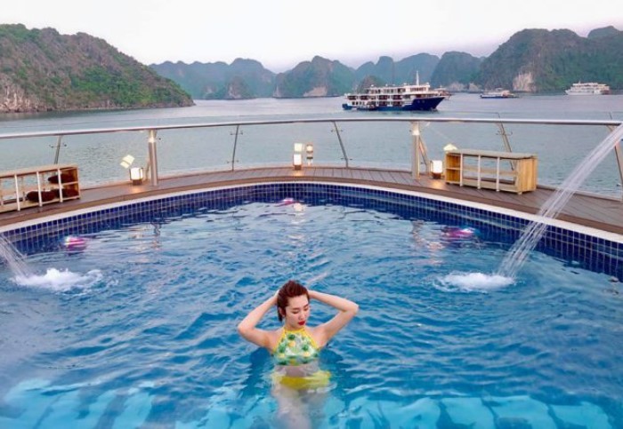 Một trong những môn thể thao khi đi du thuyền quen thuộc và yêu thích nhất đó chính là bơi. những môn thể thao khi đi du thuyền