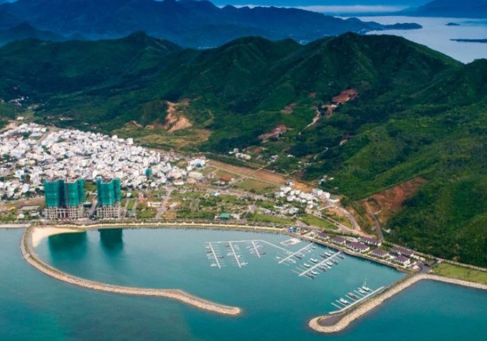 Bến du thuyền ở Nha Trang, nơi du khách có thể trải nghiệm hoạt động lặn biển với bình dưỡng khí. những môn thể thao khi đi du thuyền