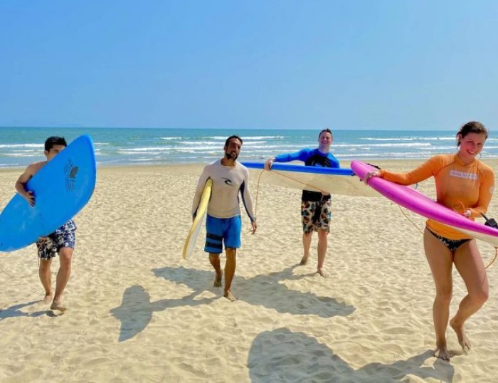  những môn thể thao khi đi du thuyền: Cưỡi sóng khi tham gia tour du thuyền sẽ là một trong những hoạt động đầy hứng khởi để trải nghiệm dịp đầu năm.