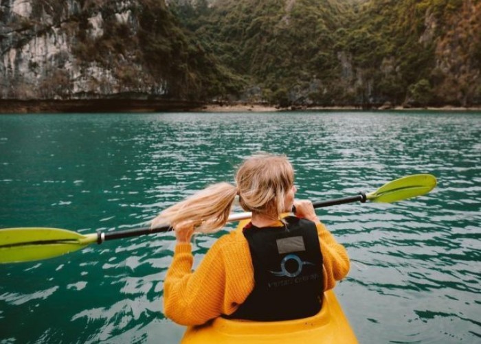 Chèo thuyền kayak là họạt động có lẽ không còn xa lạ với những tín đồ yêu thích du lịch biển. những môn thể thao khi đi du thuyền