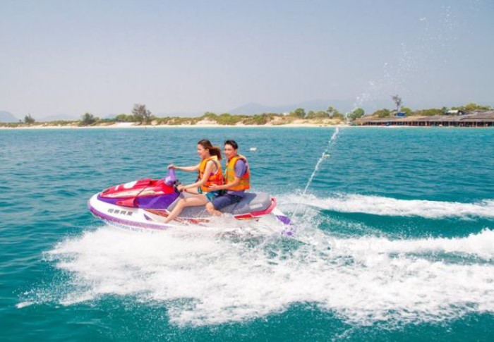 Motor nước là môn thể thao khi đi du thuyền hấp dẫn đem lại cảm giác mạnh không khác gì trượt ván nước. những môn thể thao khi đi du thuyền