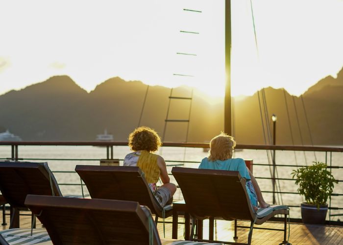 Tour du thuyền Vịnh Hạ Long Peony 5 sao