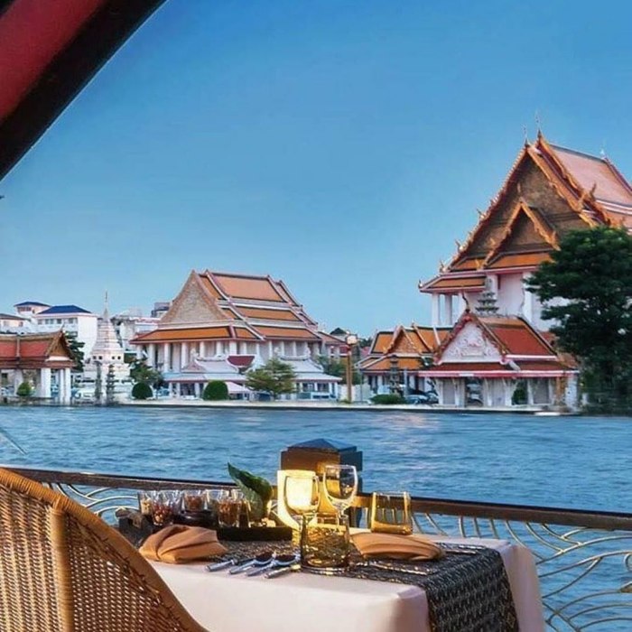 View Hoàng Cung nhìn từ du thuyền trên sông Chao Phraya