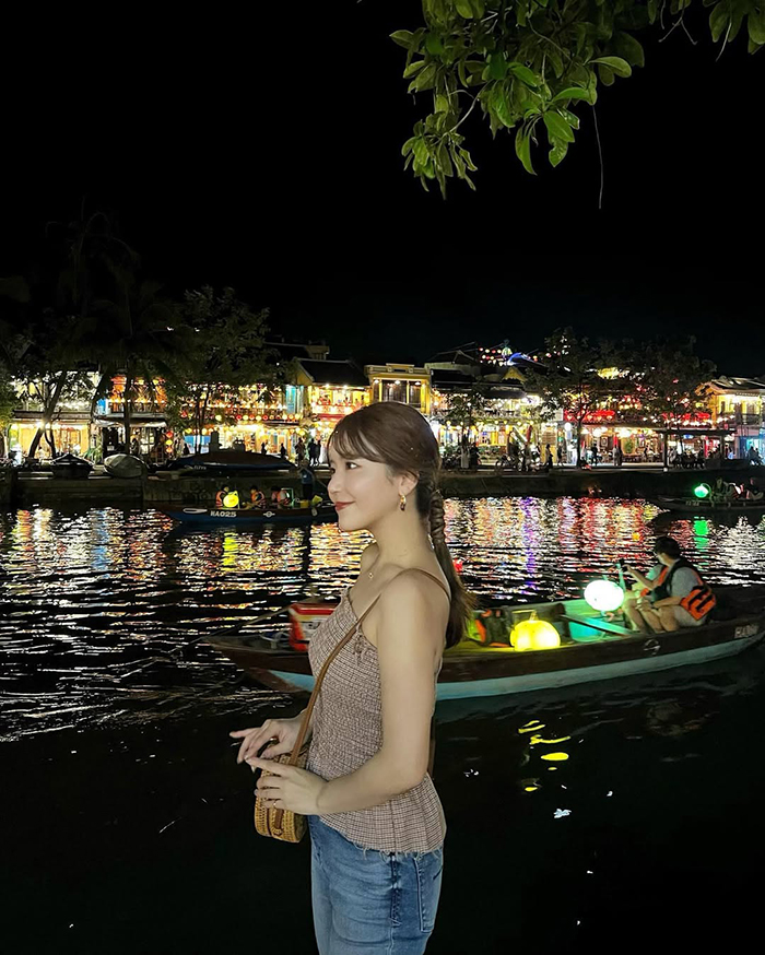 Nhìn ngắm cảnh đẹp trong chuyến hành trình du lịch du thuyền Việt Nam