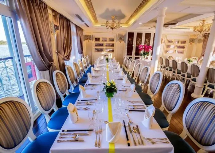 Không gian nhà hàng sang trọng bên trong du thuyền Saigon Princess