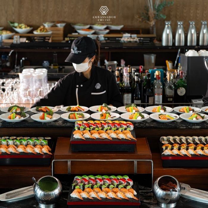 Dịch vụ chăm sóc khách hàng chu đáo trên du thuyền Ambassador Signature