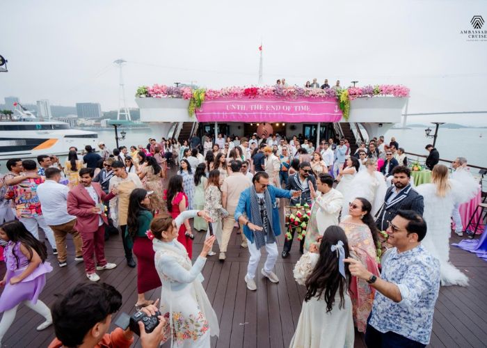 du thuyền Ambassador Signature rất lý tưởng để tổ chức sự kiện