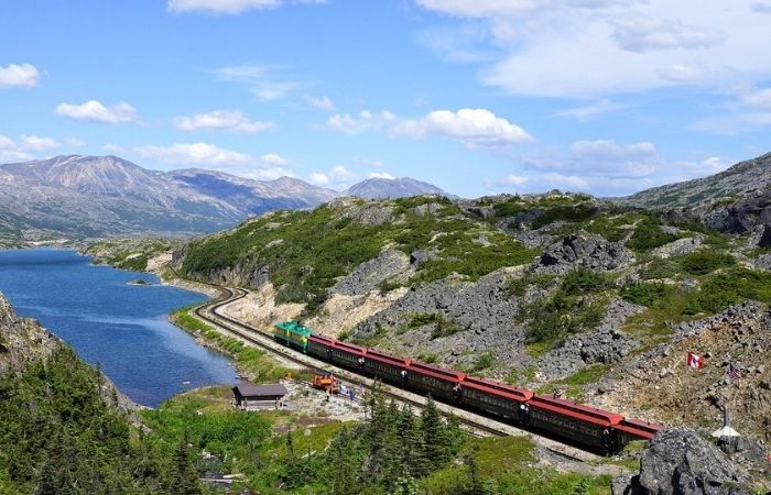 Đoàn tàu hỏa White Pass uốn lượn qua những dãy núi tuyết tại Skagway.