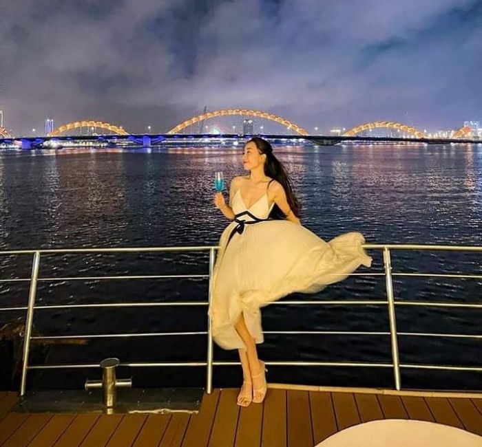 Du Thuyền Dragon Cruise du thuyền xem pháo hoa ở Đà Nẵng 