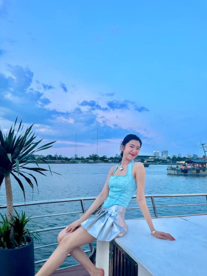 Thuý Ngân đi du thuyền ngắm pháo hoa ở Đà Nẵng