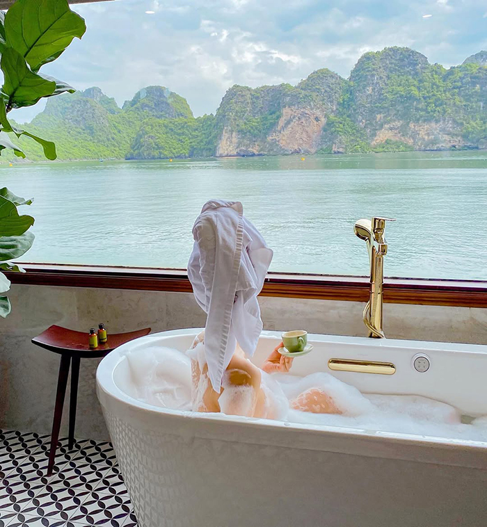 Du thuyền 5 sao miền bắc Paradise Elegance