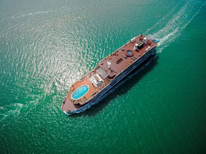 Top những du thuyền có bể bơi cực đỉnh tha hồ chill và sống ảo tại Hạ Long