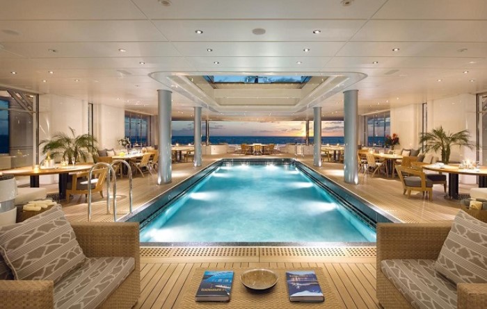 Du thuyền có bể bơi đẹp Eclipse: Du khách có thể thư giãn tại du thuyền đẳng cấp Eclipse với bể bơi hiện đại. (Ảnh: Pinterest)