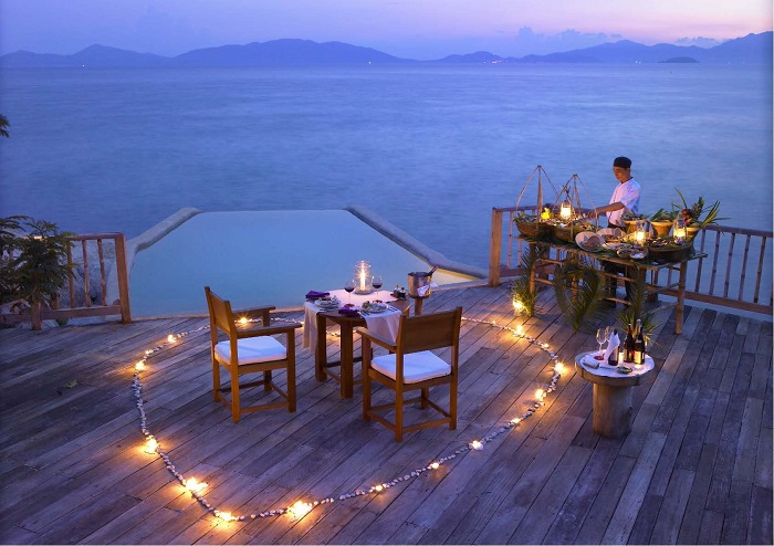 Romantic dinner on the yacht. Photo: sohu Emperor Cruise Halong