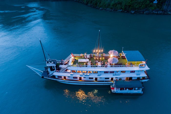 Tận hưởng hành trình đầy mê hoặc với du thuyền Swan Cruises Hạ Long