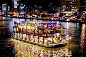 Chiêm ngưỡng sông Hàn thơ mộng trên 5 du thuyền tại Đà Nẵng