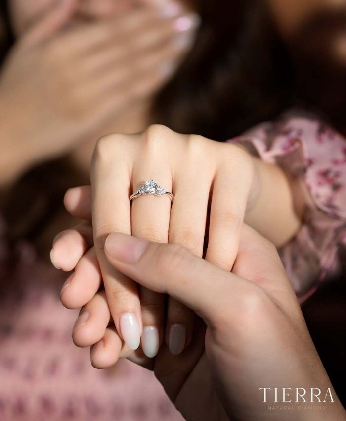 Nhẫn tỏ tình thường được đeo ở ngón giữa tay trái hoặc ngón áp út tay trái