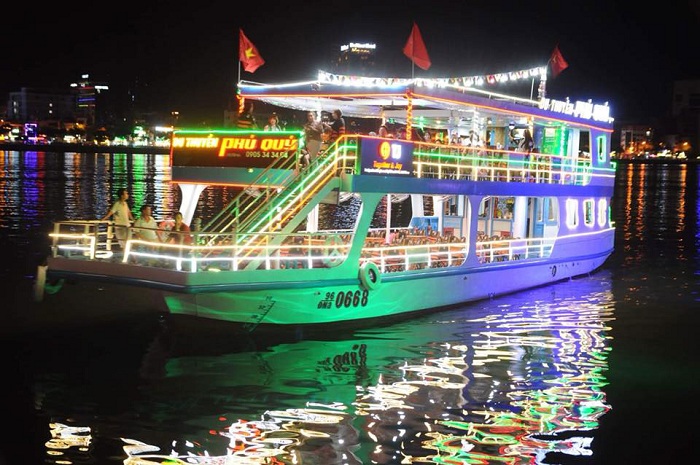 Kinh nghiệm đi du thuyền sông Hàn Đà Nẵng: tàu Phú Quý