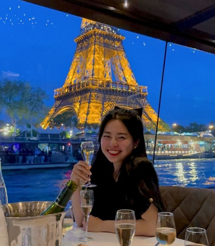 Thưởng thức bữa tối khi du thuyền sông Seine Paris