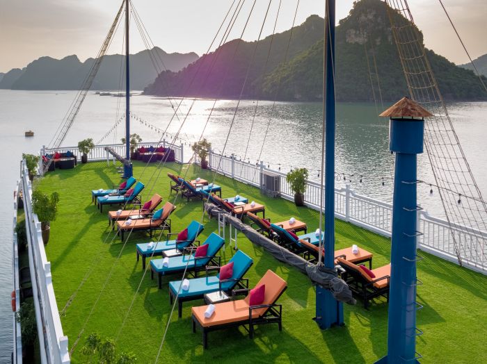 Sundeck nhà hàng của du thuyền Verdure Lotus Premium Cruises 5 sao 