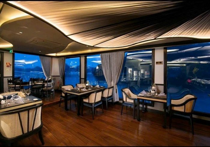 không gian nhà hàng của du thuyền Verdure Lotus Premium Cruises 5 sao 