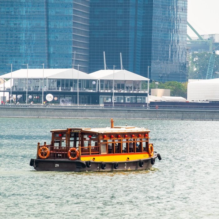 du thuyền trên sông ở Singapore