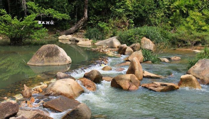 Không gian yên bình của suối Ba Hồ
