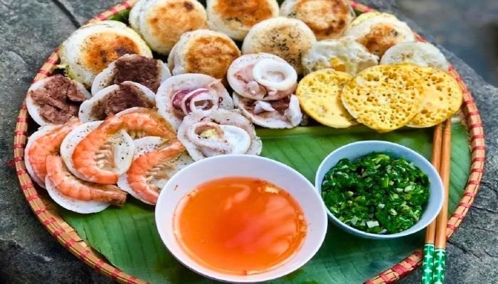 Bánh căn hải sản là món ăn rất nổi tiếng của Nha Trang
