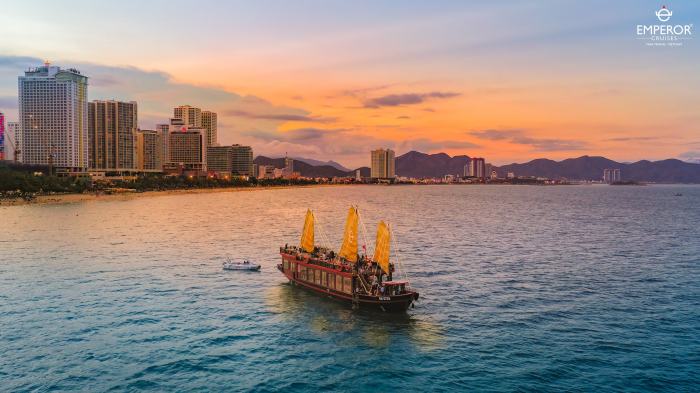 Du thuyền Emperor Cruises Nha Trang