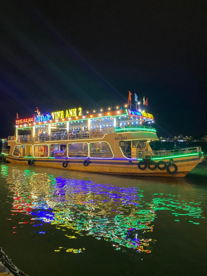 Đi du thuyền ở Đà Nẵng Du thuyền Vinh Anh 