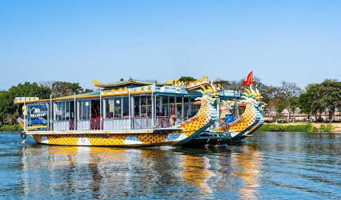 Du ngoạn sông Hương, ngắm nhìn cảnh vật đôi bờ trên du thuyền Hương Bình - Ảnh: Internet