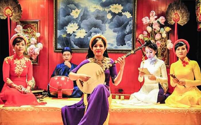 Thưởng thức ca Huế trên sông Hương - Ảnh: Internet