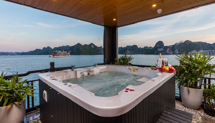 Du thuyền La Regina Grand trang bị bồn tắm đem đến dịch vụ thư giãn đẳng cấp cho du khách - Ảnh: https://dulichhalong.com.vn