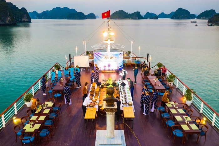 Trước khi trải nghiệm du thuyền 5 sao vịnh Hạ Long, bạn cần theo dõi thời tiết để chuyến đi trọn vẹn - Ảnh: https://baithojunks.com